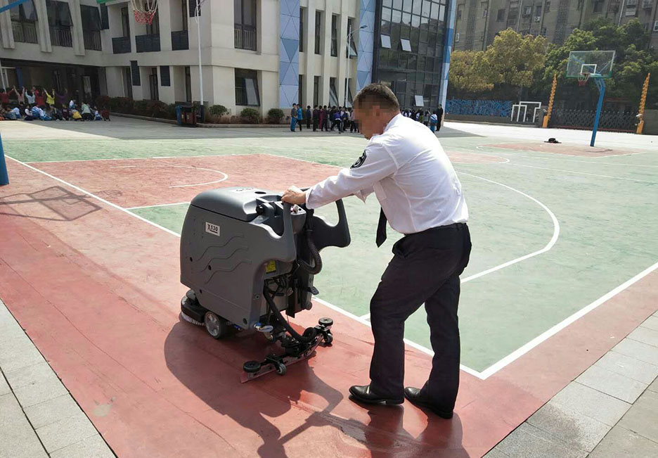 江西大型清潔設(shè)備多功能洗地機(jī)和電動(dòng)<a href=http://www.gorin.com.cn target=_blank class=infotextkey>掃地車生產(chǎn)廠</a>